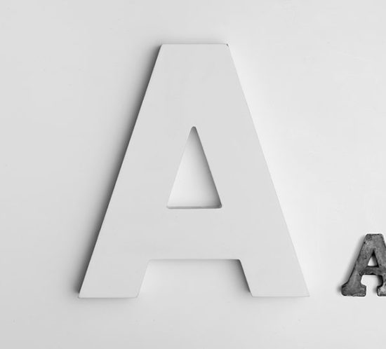 Der Buchstabe "A" in zwei verschiedenen Schriftgrößen.